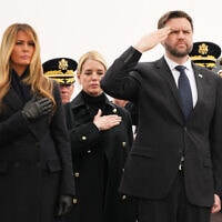 התובעת הכללית פאם בונדי נראית עומדת בין הגברת הראשונה מלניה טראמפ לבין סגן הנשיא ג'יי די ואנס במהלך טקס קבלת ארונותיהם של החיילים שנהרגו בתקיפת כטב התובעת הכללית פאם בונדי נראית עומדת בין הגברת הראשונה מלניה טראמפ לבין סגן הנשיא ג'יי די ואנס במהלך טקס קבלת ארונותיהם של החיילים שנהרגו בתקיפת כטב