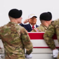 נשיא ארצות הברית דונלד טראמפ מצדיע בעוד צוות נשיאה של צבא ארצות הברית מעביר ארון עטוף בדגל, ובו שרידיו של סמל דקלן קואדי, בן 20, מווסט דה מוין, איווה, שנהרג בתקיפת כטב נשיא ארצות הברית דונלד טראמפ מצדיע בעוד צוות נשיאה של צבא ארצות הברית מעביר ארון עטוף בדגל, ובו שרידיו של סמל דקלן קואדי, בן 20, מווסט דה מוין, איווה, שנהרג בתקיפת כטב