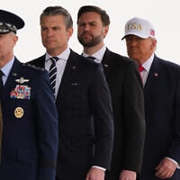 נשיא ארצות הברית דונלד טראמפ, מימין, סגן הנשיא ג'יי די ואנס, שר ההגנה פיט הגסת' ויושב ראש המטות המשולבים, הגנרל דן קיין, צועדים לאחר תפילה במהלך טקס קבלת ארונותיהם של ששת חיילי המילואים של צבא ארצות הברית שנהרגו בתקיפת כטב נשיא ארצות הברית דונלד טראמפ, מימין, סגן הנשיא ג'יי די ואנס, שר ההגנה פיט הגסת' ויושב ראש המטות המשולבים, הגנרל דן קיין, צועדים לאחר תפילה במהלך טקס קבלת ארונותיהם של ששת חיילי המילואים של צבא ארצות הברית שנהרגו בתקיפת כטב