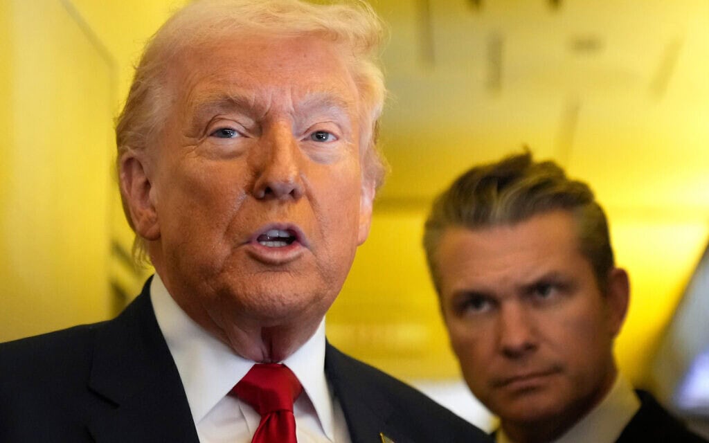 נשיא ארה"ב דונלד טראמפ כשמאחוריו שר ההגנה האמריקאי פיט הגסת', 7 במרץ 2026 (צילום: AP Photo/Mark Schiefelbein) נשיא ארה"ב דונלד טראמפ כשמאחוריו שר ההגנה האמריקאי פיט הגסת', 7 במרץ 2026 (צילום: AP Photo/Mark Schiefelbein)