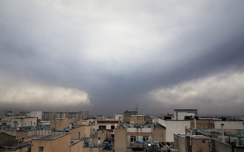 עשן לאחר תקיפה על תשתית נפט מעל טהרן. 8 במרץ 2026 (צילום: AP Photo/Vahid Salemi) עשן לאחר תקיפה על תשתית נפט מעל טהרן. 8 במרץ 2026 (צילום: AP Photo/Vahid Salemi)