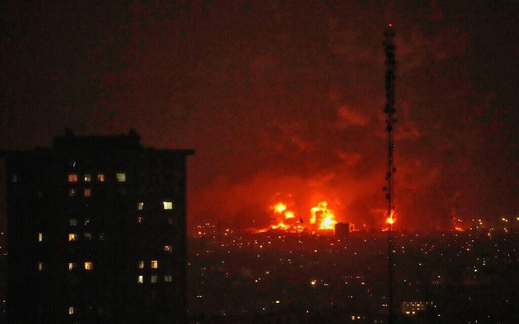 להבות עולות ממתקן אחסון נפט מדרום לבירה טהרן לאחר שתקיפות פגעו בעיר במהלך המערכה הצבאית של ארה"ב וישראל, איראן, 7 במרץ 2026 (צילום: Vahid Salemi / AP) להבות עולות ממתקן אחסון נפט מדרום לבירה טהרן לאחר שתקיפות פגעו בעיר במהלך המערכה הצבאית של ארה"ב וישראל, איראן, 7 במרץ 2026 (צילום: Vahid Salemi / AP)