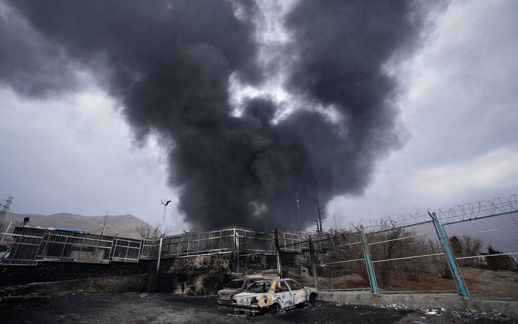 עמוד עשן סמיך מתקיפה אמריקאית־ישראלית על מתקן אחסון נפט בטהרן, איראן, 8 במרץ 2026 (צילום: AP Photo/Vahid Salemi) עמוד עשן סמיך מתקיפה אמריקאית־ישראלית על מתקן אחסון נפט בטהרן, איראן, 8 במרץ 2026 (צילום: AP Photo/Vahid Salemi)