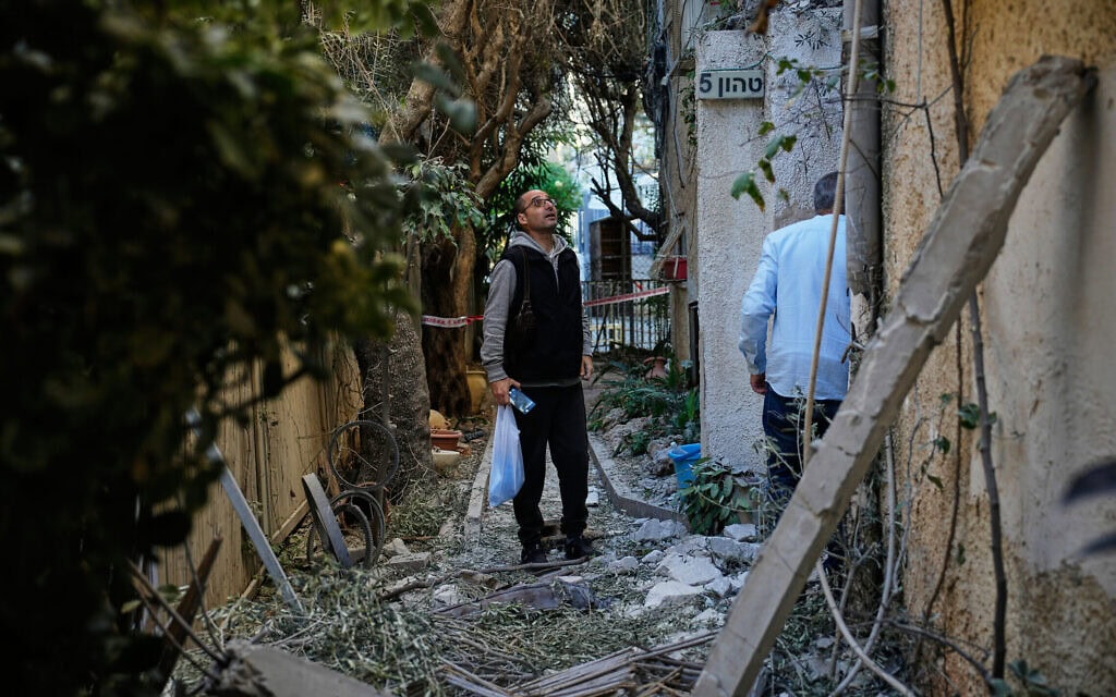 בניין מגורים שניזוק מפגיעת טיל איראני בתל אביב, ישראל, יום ראשון, 8 במרץ 2026 (צילום: AP Photo/Ohad Zwigenberg) בניין מגורים שניזוק מפגיעת טיל איראני בתל אביב, ישראל, יום ראשון, 8 במרץ 2026 (צילום: AP Photo/Ohad Zwigenberg)