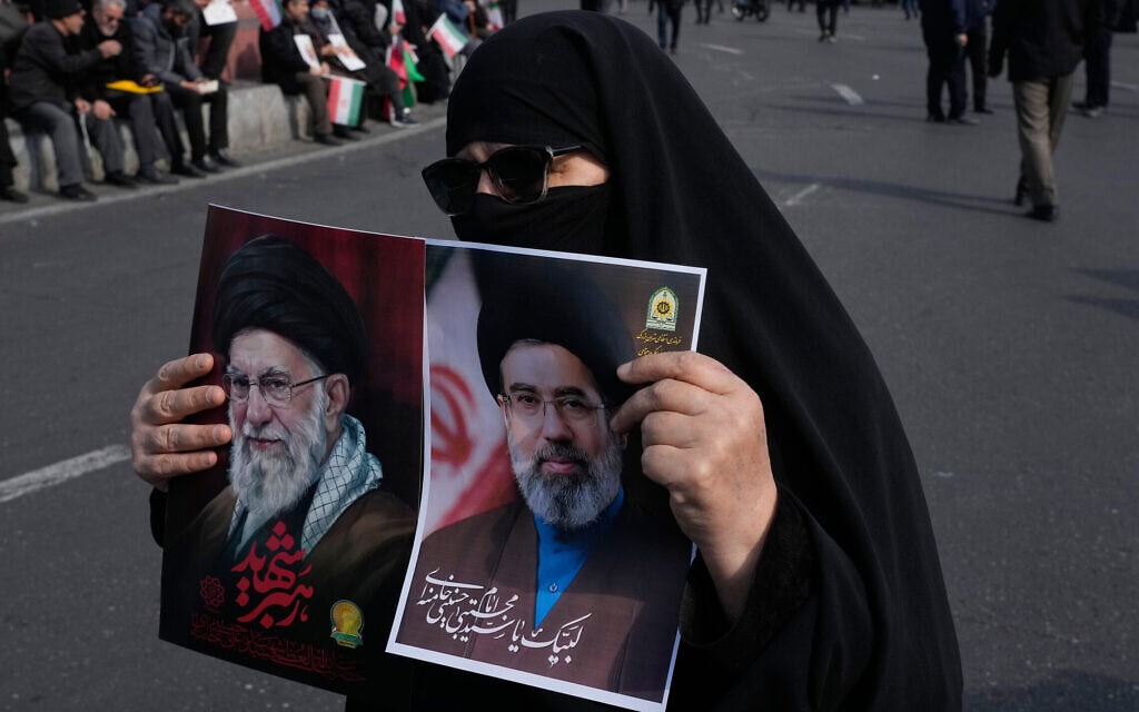 כרזות של אייתוללה מוג'תבא חמינאי, מימין, יורשו של אביו המנוח אייתוללה עלי חמינאי, משמאל, כמנהיג העליון, במהלך עצרת תמיכה בו בטהרן, איראן, 9 במרץ 2026 (צילום: AP Photo/Vahid Salemi) כרזות של אייתוללה מוג'תבא חמינאי, מימין, יורשו של אביו המנוח אייתוללה עלי חמינאי, משמאל, כמנהיג העליון, במהלך עצרת תמיכה בו בטהרן, איראן, 9 במרץ 2026 (צילום: AP Photo/Vahid Salemi)