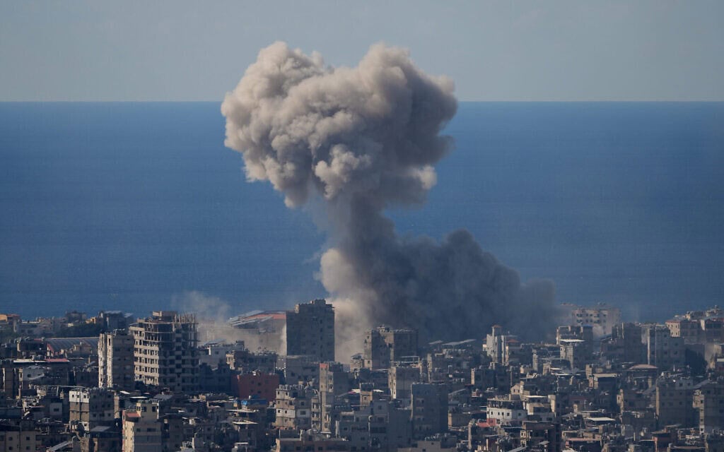 עשן מיתמר מתקיפה אווירית ישראלית בדאחייה, הפרברים הדרומיים של ביירות, 9 במרץ 2026 (צילום: AP Photo/Hassan Ammar)