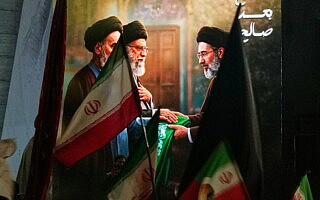 מפגינים מניפים דגלי איראן ומחזיקים דיוקן של המנהיג העליון לשעבר, אייתולה עלי חמינאי, ושל בנו מוג'תבא, כדי להביע תמיכה בבחירתו למנהיג העליון החדש, בגדאד, 9 במרץ 2026 (צילום: AP Photo/Hadi Mizban) מפגינים מניפים דגלי איראן ומחזיקים דיוקן של המנהיג העליון לשעבר, אייתולה עלי חמינאי, ושל בנו מוג'תבא, כדי להביע תמיכה בבחירתו למנהיג העליון החדש, בגדאד, 9 במרץ 2026 (צילום: AP Photo/Hadi Mizban)