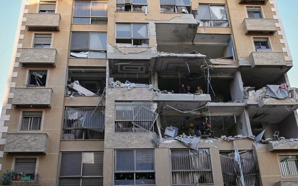 דירה שנהרסה בבניין מגורים שנפגע מתקיפה ישראלית בביירות, לבנון, 11 במרץ 2026 (צילום: AP Photo/Hussein Malla) דירה שנהרסה בבניין מגורים שנפגע מתקיפה ישראלית בביירות, לבנון, 11 במרץ 2026 (צילום: AP Photo/Hussein Malla)
