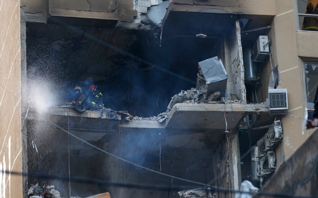 דירה שנהרסה בבניין מגורים שנפגע מתקיפה ישראלית בביירות, לבנון, 11 במרץ 2026 (צילום: AP Photo/Hussein Malla) דירה שנהרסה בבניין מגורים שנפגע מתקיפה ישראלית בביירות, לבנון, 11 במרץ 2026 (צילום: AP Photo/Hussein Malla)
