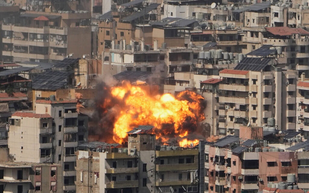 להבות עולות בדאחייה שבביירות בעקבות תקיפה אווירית ישראלית, 11 במרץ 2026 (צילום: AP Photo/Hassan Ammar)