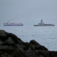 ספינת חיל הים של איחוד האמירויות שטה לצד אוניית מטען במצר הורמוז, 11 במרץ 2026 (צילום: AP Photo/Altaf Qadri) ספינת חיל הים של איחוד האמירויות שטה לצד אוניית מטען במצר הורמוז, 11 במרץ 2026 (צילום: AP Photo/Altaf Qadri)