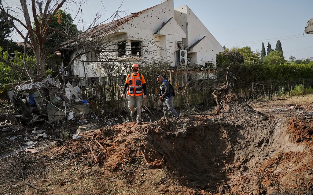בית בצפון הארץ שנפגע מאש שנורתה מלבנון, 12 במרץ 2026 (צילום: AP Photo/Baz Ratner) בית בצפון הארץ שנפגע מאש שנורתה מלבנון, 12 במרץ 2026 (צילום: AP Photo/Baz Ratner)