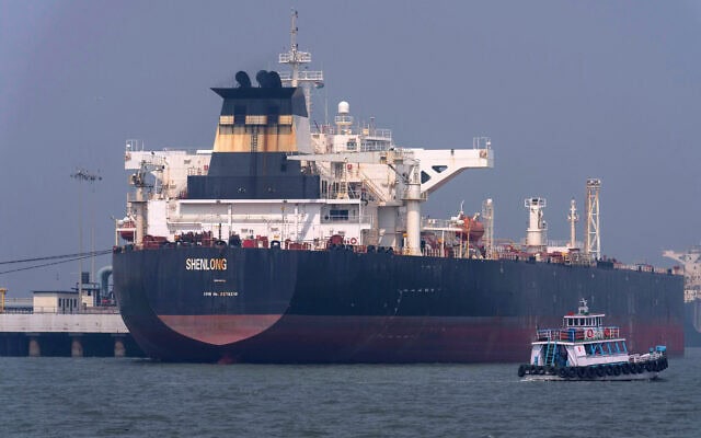 ספינה הנושאת דגל של ליברליה הנושאת נפט גולמי מערב הסעודית תקועה בים בשל סגירת מצר הורמוז, 12 במרץ 2026 (צילום: AP Photo/Rafiq Maqbool) ספינה הנושאת דגל של ליברליה הנושאת נפט גולמי מערב הסעודית תקועה בים בשל סגירת מצר הורמוז, 12 במרץ 2026 (צילום: AP Photo/Rafiq Maqbool)