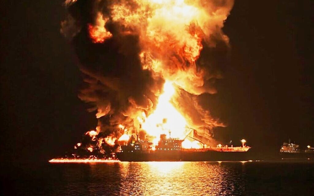 מכלית נפט בוערת לאחר שנפגעה בתקיפה איראנית בנמל חור א־זובייר סמוך לבצרה, עיראק, 11 במרץ 2026 (צילום: AP) מכלית נפט בוערת לאחר שנפגעה בתקיפה איראנית בנמל חור א־זובייר סמוך לבצרה, עיראק, 11 במרץ 2026 (צילום: AP)