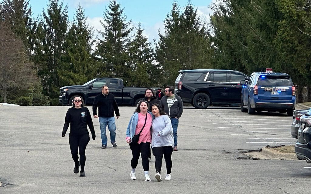 אנשים בקרבת בית הכנסת "טמפל ישראל" בווסט בלומפילד שבמישיגן, 12 במרץ 2026 (צילום: AP Photo/Corey Williams) אנשים בקרבת בית הכנסת "טמפל ישראל" בווסט בלומפילד שבמישיגן, 12 במרץ 2026 (צילום: AP Photo/Corey Williams)