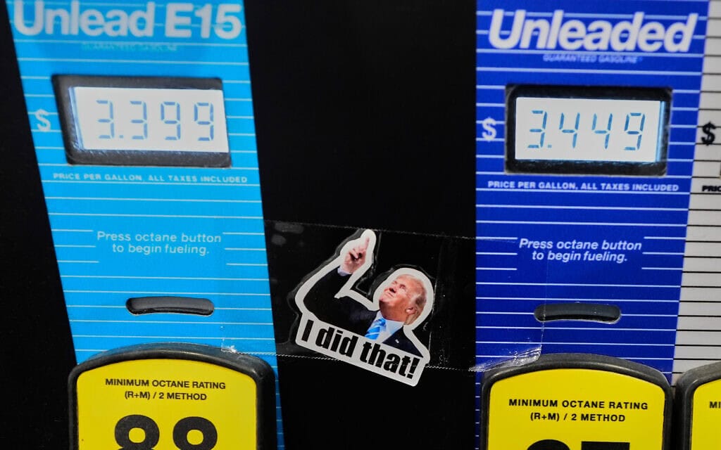 מדבקה של הנשיא דונלד טראמפ על משאבת דלק בטקסס, על רקע המלחמה באיראן, 13 במרץ 2026 (צילום: AP Photo/Tony Gutierrez) מדבקה של הנשיא דונלד טראמפ על משאבת דלק בטקסס, על רקע המלחמה באיראן, 13 במרץ 2026 (צילום: AP Photo/Tony Gutierrez)