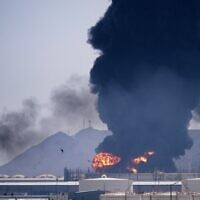 עשן סמיך מיתמר אחרי ששברים של כלי טיס איראני לא מאויש שיורט פגעו, לפי הרשויות, במתקן נפט בפוג'יירה שבאיחוד האמירויות, 14 במרץ 2026 (צילום: AP Photo/Altaf Qadri) עשן סמיך מיתמר אחרי ששברים של כלי טיס איראני לא מאויש שיורט פגעו, לפי הרשויות, במתקן נפט בפוג'יירה שבאיחוד האמירויות, 14 במרץ 2026 (צילום: AP Photo/Altaf Qadri)