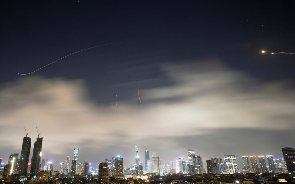 מיירטים שנורו לעבר טיל איראני מעל תל אביב. 15 במרץ 2026 (צילום: AP Photo/Ohad Zwigenberg) מיירטים שנורו לעבר טיל איראני מעל תל אביב. 15 במרץ 2026 (צילום: AP Photo/Ohad Zwigenberg)