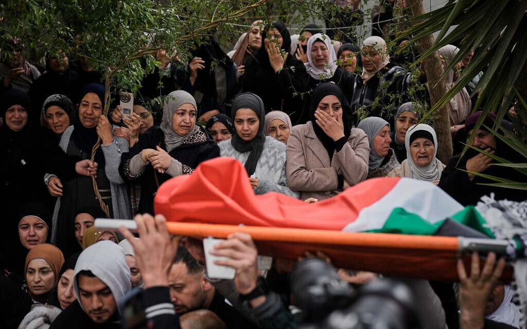 פלסטינים מתאבלים בהלווייתם של ארבעה מבני משפחת בני עודה שנהרגו ברכבם מירי מסתערבים של מג"ב במהלך פעילות צבאית בטמון שבגדה המערבית, 15 במרץ 2026 (צילום: AP Photo/Majdi Mohammed) פלסטינים מתאבלים בהלווייתם של ארבעה מבני משפחת בני עודה שנהרגו ברכבם מירי מסתערבים של מג"ב במהלך פעילות צבאית בטמון שבגדה המערבית, 15 במרץ 2026 (צילום: AP Photo/Majdi Mohammed)