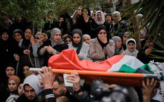 פלסטינים מתאבלים בהלווייתם של ארבעה מבני משפחת בני עודה שנהרגו ברכבם מירי מסתערבים של מג"ב במהלך פעילות צבאית בטמון שבגדה המערבית, 15 במרץ 2026 (צילום: AP Photo/Majdi Mohammed) פלסטינים מתאבלים בהלווייתם של ארבעה מבני משפחת בני עודה שנהרגו ברכבם מירי מסתערבים של מג"ב במהלך פעילות צבאית בטמון שבגדה המערבית, 15 במרץ 2026 (צילום: AP Photo/Majdi Mohammed)