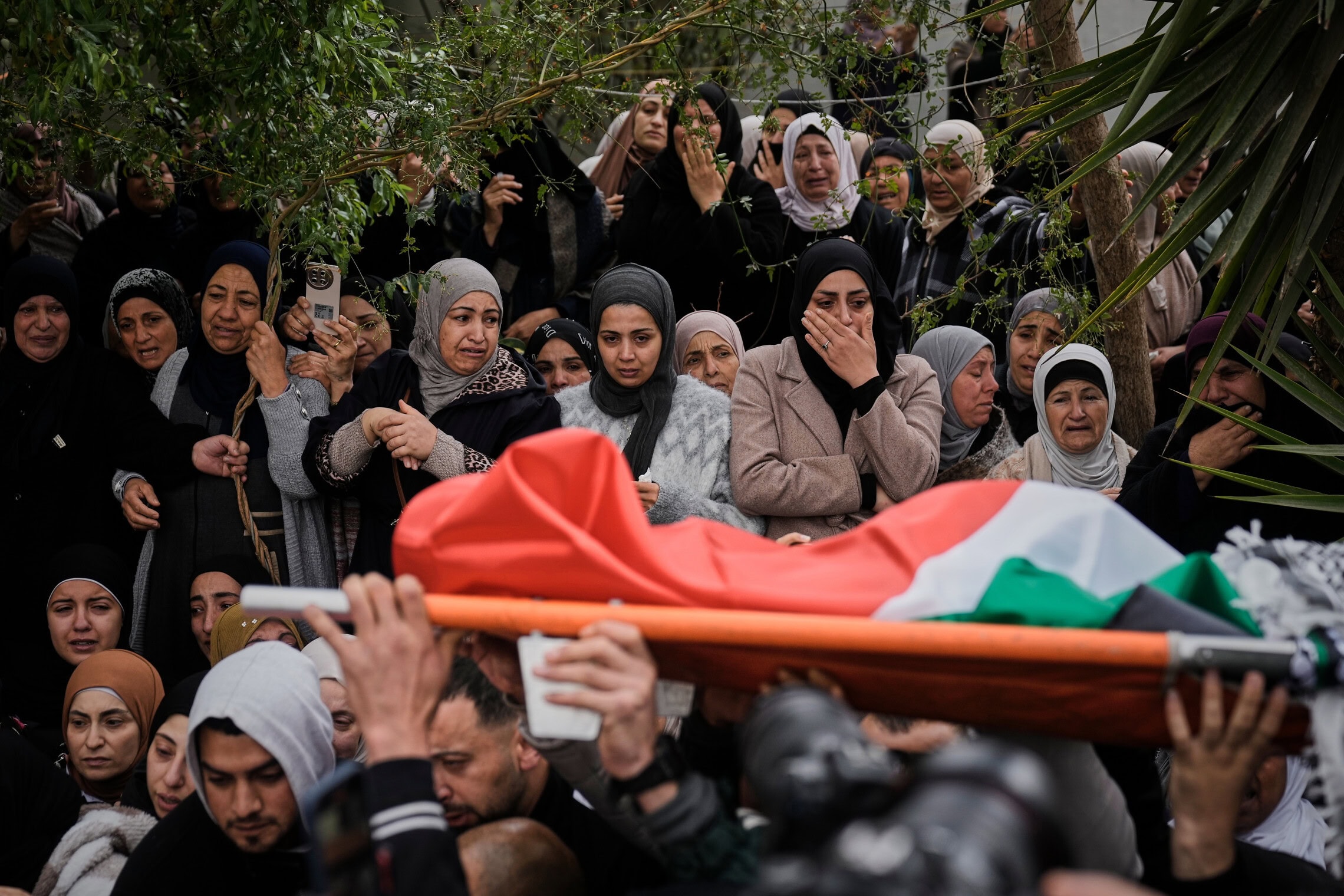 פלסטינים מתאבלים בהלווייתם של ארבעה מבני משפחת בני עודה שנהרגו ברכבם מירי מסתערבים של מג"ב במהלך פעילות צבאית בטמון שבגדה המערבית, 15 במרץ 2026 (צילום: AP Photo/Majdi Mohammed)