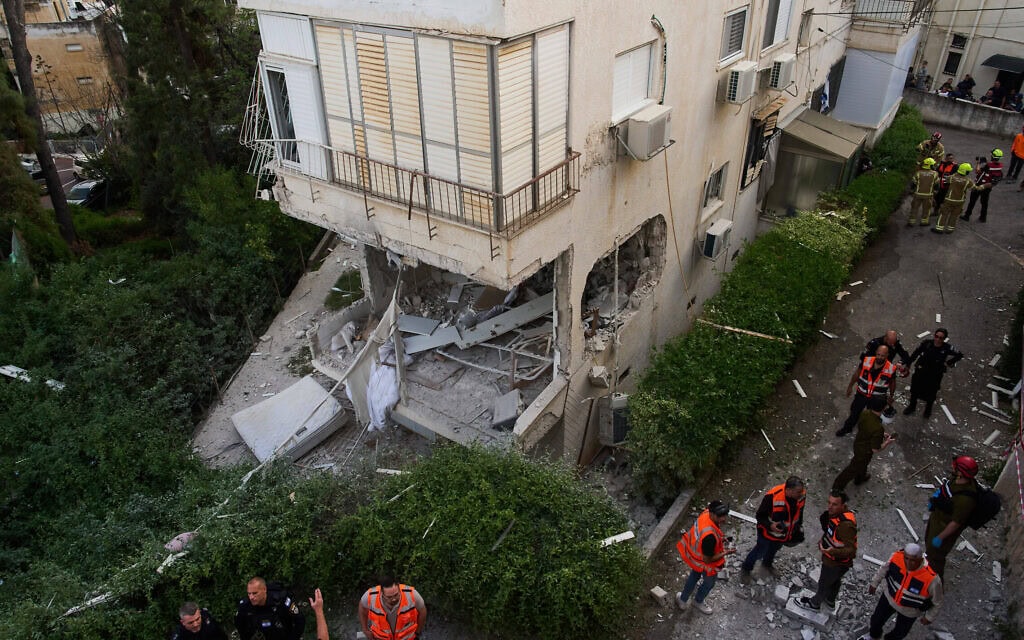 בניין מגורים שנפגע מטיל איראני ברמת גן, 18 במרץ 2026 (צילום: AP Photo/Oded Balilty) בניין מגורים שנפגע מטיל איראני ברמת גן, 18 במרץ 2026 (צילום: AP Photo/Oded Balilty)