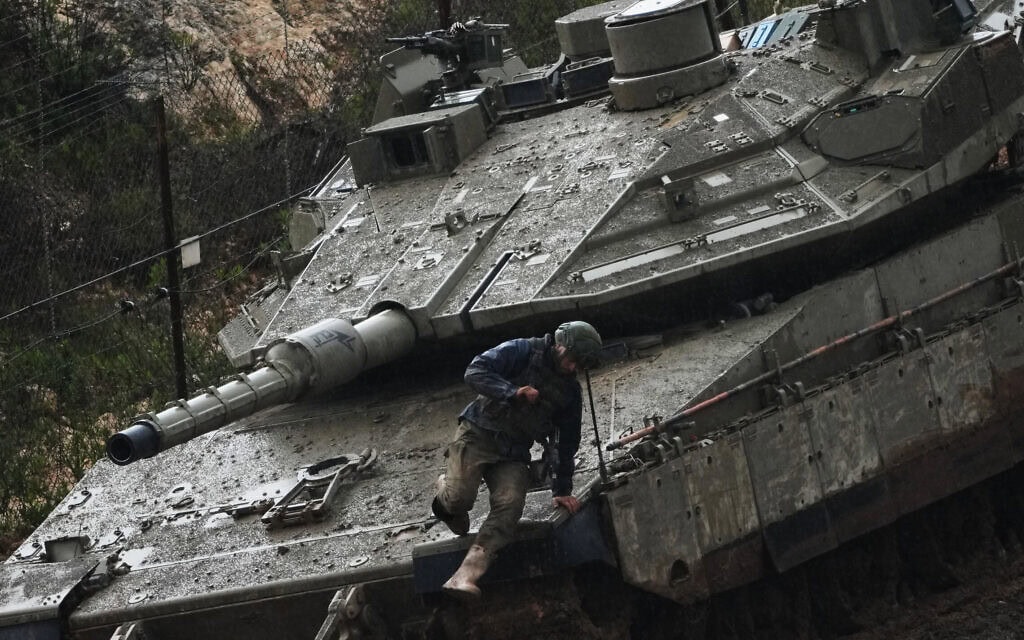 טנק בצפון ישראל, בקרבת הגבול עם לבנון, 21 במרץ 2026 (צילום: AP Photo/Ariel Schalit) טנק בצפון ישראל, בקרבת הגבול עם לבנון, 21 במרץ 2026 (צילום: AP Photo/Ariel Schalit)