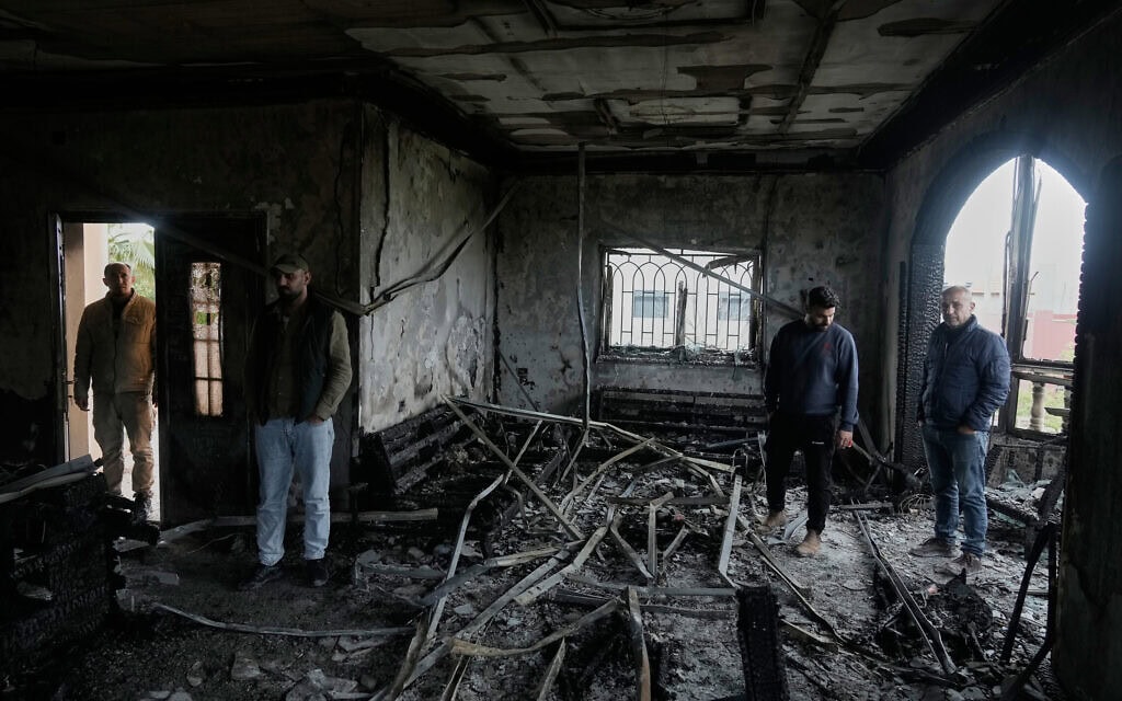 בית שהציתו מתנחלים בכפר דיר אל-חטב בגדה המערבית, 23 במרץ 2026 (צילום: AP Photo/Majdi Mohammed) בית שהציתו מתנחלים בכפר דיר אל-חטב בגדה המערבית, 23 במרץ 2026 (צילום: AP Photo/Majdi Mohammed)