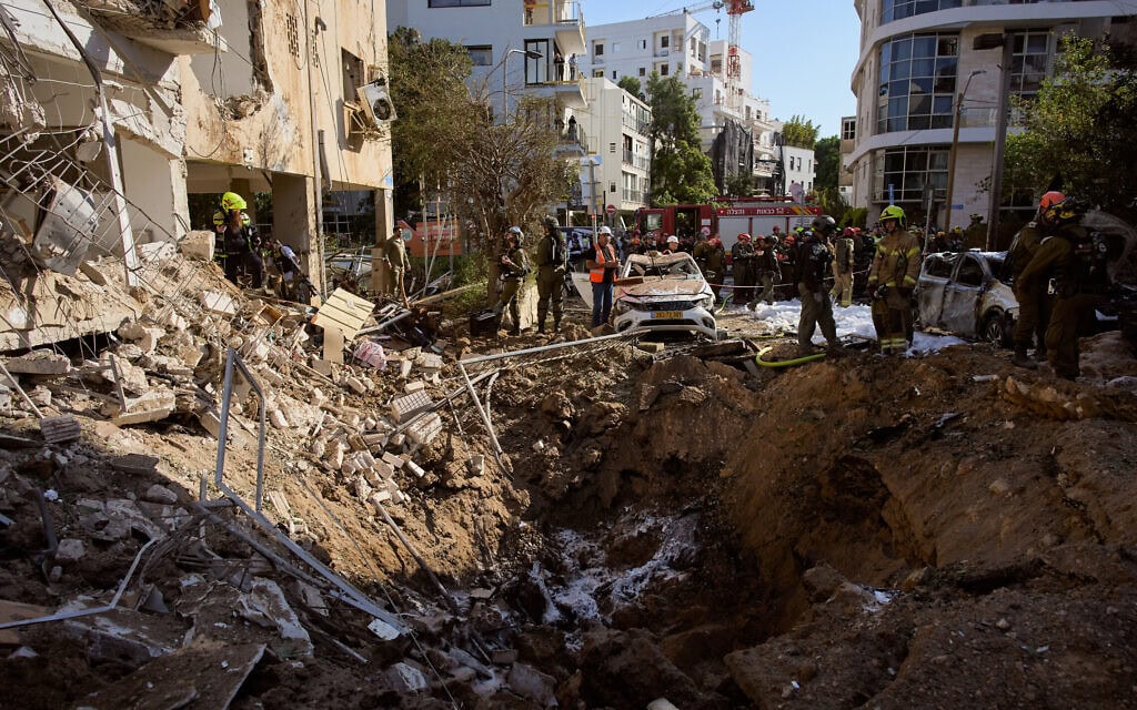 זירת נפילת טיל איראני בתל אביב, 24 במרץ 2026 (צילום: AP Photo/Oded Balilty)