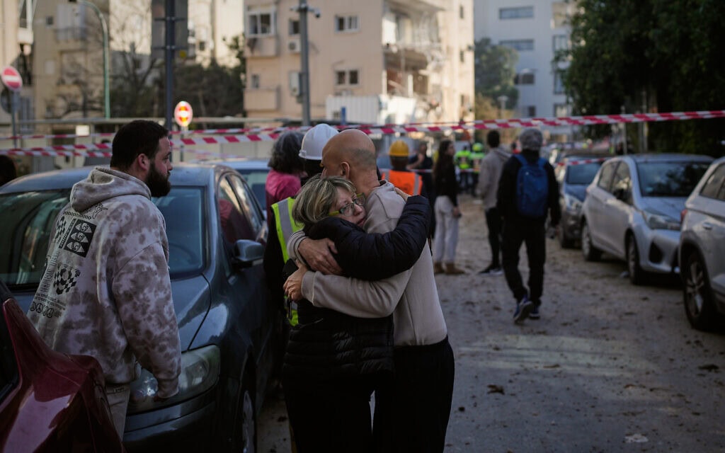 זירת נפילת טיל איראני בתל אביב, 24 במרץ 2026 (צילום: AP Photo/Ohad Zwigenberg) זירת נפילת טיל איראני בתל אביב, 24 במרץ 2026 (צילום: AP Photo/Ohad Zwigenberg)