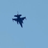 מטוס קרב ישראלי בשמי העיר צור שבדרום לבנון, 25 במרץ 2026 (צילום: AP Photo/Hussein Malla) מטוס קרב ישראלי בשמי העיר צור שבדרום לבנון, 25 במרץ 2026 (צילום: AP Photo/Hussein Malla)