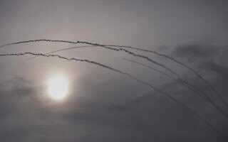 כיפת ברזל מיירטת טילים איראניים מעל ת״א. 26 במרץ 2026 (צילום: AP Photo/Ohad Zwigenberg) כיפת ברזל מיירטת טילים איראניים מעל ת״א. 26 במרץ 2026 (צילום: AP Photo/Ohad Zwigenberg)