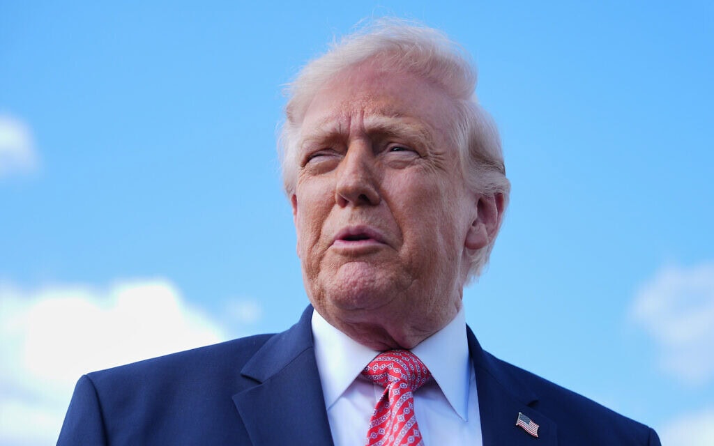 נשיא ארה"ב דונלד טראמפ משוחח עם עיתונאים, 27 במרץ 2026 (צילום: AP Photo/Mark Schiefelbein) נשיא ארה"ב דונלד טראמפ משוחח עם עיתונאים, 27 במרץ 2026 (צילום: AP Photo/Mark Schiefelbein)