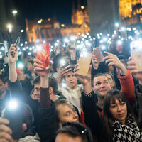 צעירים מקשיבים לנאום של פטר מגיאר בעצרת בחירות של מפלגת טיסה בכיכר קוסוט בבודפשט, הונגריה. 26 במרץ 2024 (צילום: AP Photo/Denes Erdos) צעירים מקשיבים לנאום של פטר מגיאר בעצרת בחירות של מפלגת טיסה בכיכר קוסוט בבודפשט, הונגריה. 26 במרץ 2024 (צילום: AP Photo/Denes Erdos)
