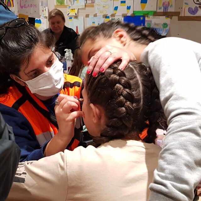 מתנדבת בארגון "נתן" באוקראינה (צילום: עמותת "נתן") מתנדבת בארגון "נתן" באוקראינה (צילום: עמותת "נתן")