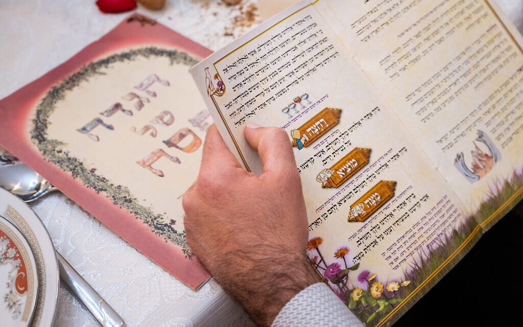 הגדה של פסח בליל הסדר, אילוסטרציה (צילום: יהב גמליאל/פלאש90) הגדה של פסח בליל הסדר, אילוסטרציה (צילום: יהב גמליאל/פלאש90)