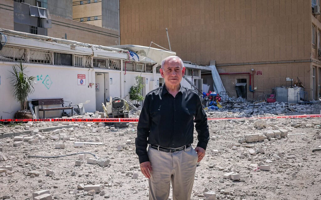 ראש הממשלה בנימין נתניהו מבקר בזירת נפילת הטיל האיראני בבאר שבע, 19 ביוני 2025 (צילום: Marc Israel Sellem/POOL) ראש הממשלה בנימין נתניהו מבקר בזירת נפילת הטיל האיראני בבאר שבע, 19 ביוני 2025 (צילום: Marc Israel Sellem/POOL)