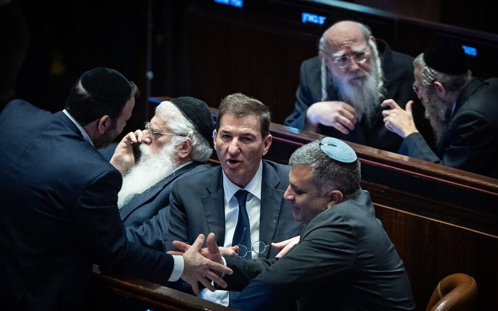 ח"כ בועז ביסמוט (במרכז) עם אופיר סופר ויואב קיש, לצד חברי כנסת חרדים (צילום: יונתן זינדל פלאש 90, ינואר 2026) ח"כ בועז ביסמוט (במרכז) עם אופיר סופר ויואב קיש, לצד חברי כנסת חרדים (צילום: יונתן זינדל פלאש 90, ינואר 2026)