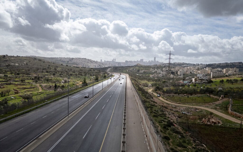 מבט אווירי על כביש 443 בסמוך לירושלים, 11 בפברואר 2026 (צילום: חיים גולדברג/פלאש90) מבט אווירי על כביש 443 בסמוך לירושלים, 11 בפברואר 2026 (צילום: חיים גולדברג/פלאש90)