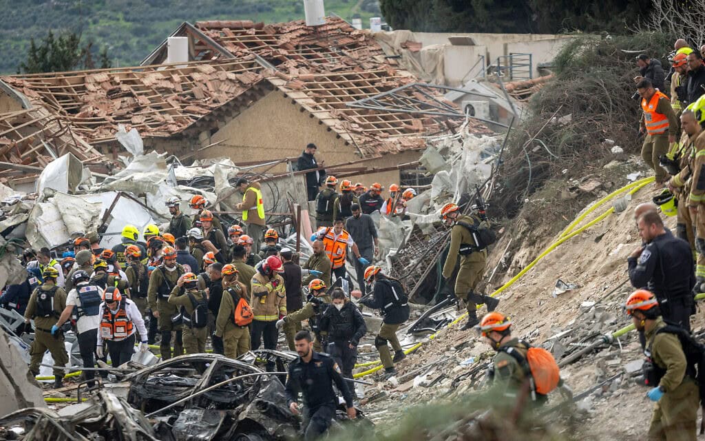 זירת הפגיעה בבית שמש, 1 במרץ 2026 (צילום: יונתן זינדל/פלאש90) זירת הפגיעה בבית שמש, 1 במרץ 2026 (צילום: יונתן זינדל/פלאש90)