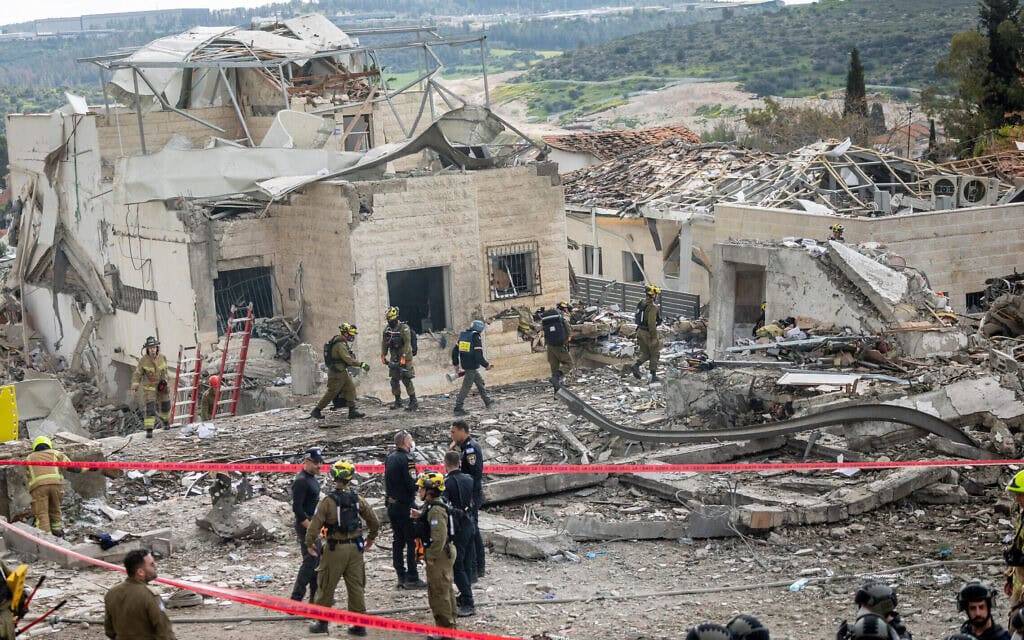זירת הפגיעה בבית שמש, 1 במרץ 2026 (צילום: יונתן זינדל/פלאש90) זירת הפגיעה בבית שמש, 1 במרץ 2026 (צילום: יונתן זינדל/פלאש90)