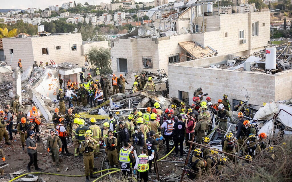 הזירה בבית שמש שבה פגע טיל ששיגרה איראן, 1 במרץ 2026 (צילום: יונתן זינדל/פלאש90)
