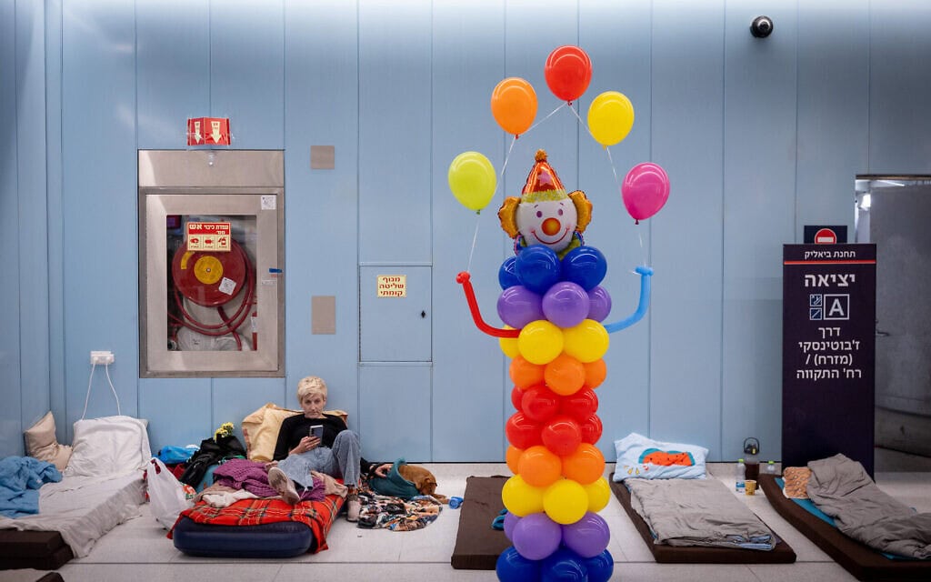 אנשים תופסים מחסה בתחנת הרכבת הקלה בתל אביב במהלך המלחמה בין ישראל לאיראן, 2 במרץ 2026 (צילום: חיים גולדברג/פלאש90) אנשים תופסים מחסה בתחנת הרכבת הקלה בתל אביב במהלך המלחמה בין ישראל לאיראן, 2 במרץ 2026 (צילום: חיים גולדברג/פלאש90)