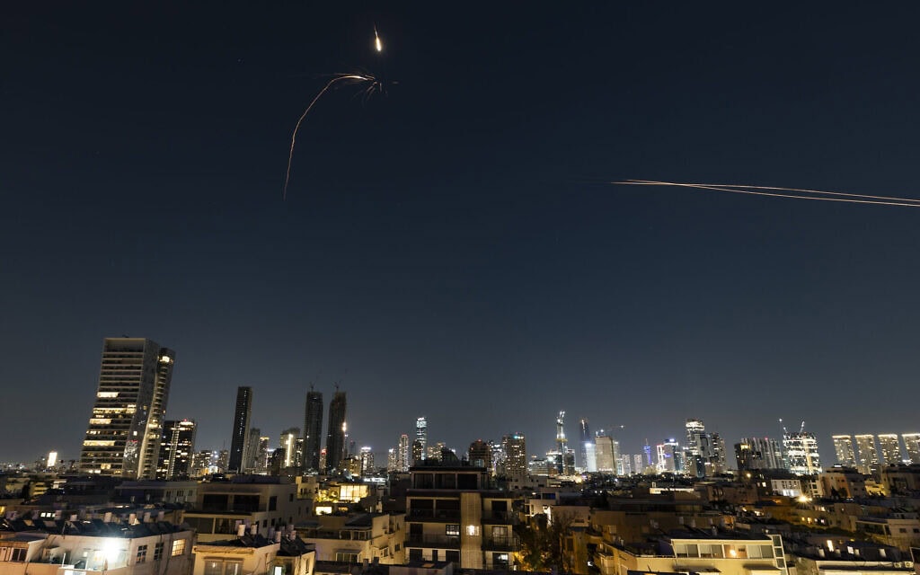 יירוט טיל איראני מעל תל אביב, 3 במרץ 2026 (צילום: חיים גולדברג/פלאש90) יירוט טיל איראני מעל תל אביב, 3 במרץ 2026 (צילום: חיים גולדברג/פלאש90)