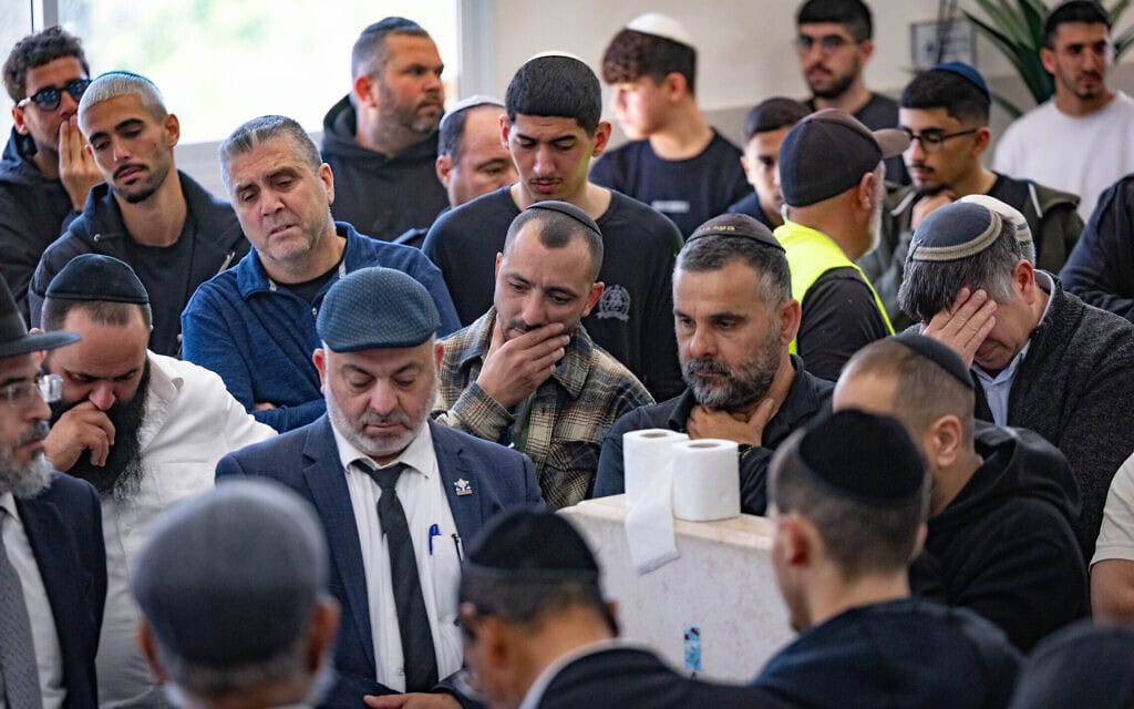 הלוויתו של אורן כץ, אחד מתשעת הקורבנות שנהרגו בפגיעה הישירה של טיל איראני בבית שמש. 2 במרץ 2026 (צילום: יונתן זינדל/פלאש90) הלוויתו של אורן כץ, אחד מתשעת הקורבנות שנהרגו בפגיעה הישירה של טיל איראני בבית שמש. 2 במרץ 2026 (צילום: יונתן זינדל/פלאש90)