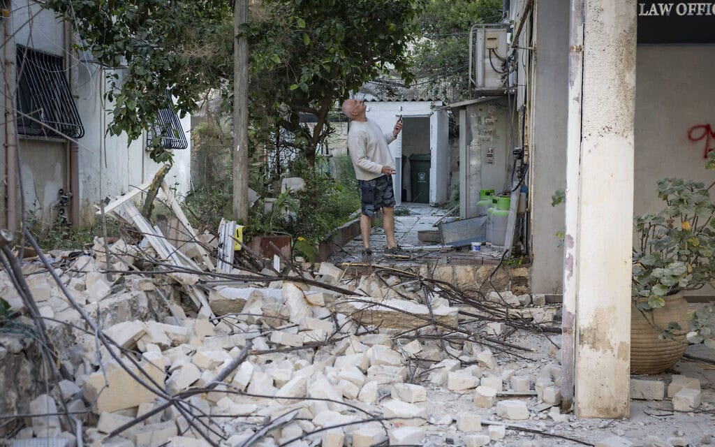 זירה במרכז הארץ שנפגעה בעקבות ירי מאיראן, 3 במרץ 2026 (צילום: חיים גולדברג/פלאש90) זירה במרכז הארץ שנפגעה בעקבות ירי מאיראן, 3 במרץ 2026 (צילום: חיים גולדברג/פלאש90)