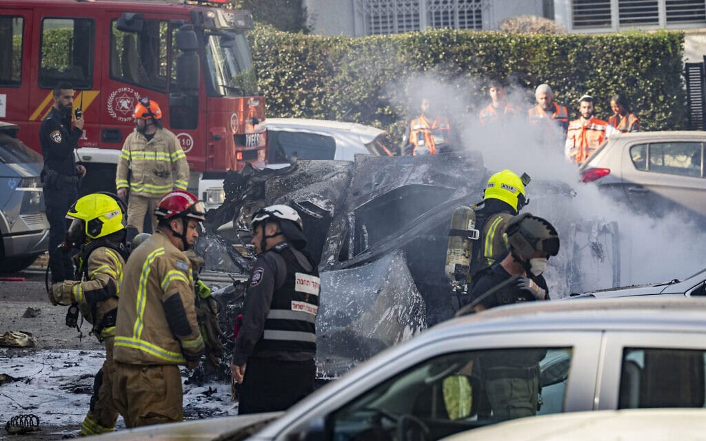 כוחות בזירת נפילה במרכז הארץ בעקבות שיגורים מאיראן, 3 במרץ 2026 (צילום: פלאש90) כוחות בזירת נפילה במרכז הארץ בעקבות שיגורים מאיראן, 3 במרץ 2026 (צילום: פלאש90)