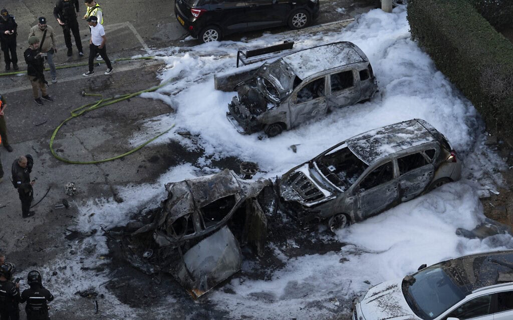 כלי רכב במרכז הארץ שנפגעו מירי שביצעה איראן, 3 במרץ 2026 (צילום: פלאש90) כלי רכב במרכז הארץ שנפגעו מירי שביצעה איראן, 3 במרץ 2026 (צילום: פלאש90)
