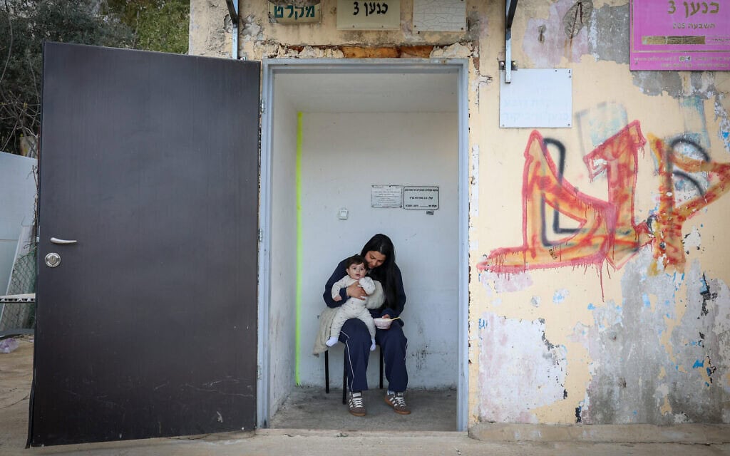 אילוסטרציה, אישה וילדה בכניסה למקלט ציבורי בצפון ישראל בהמתנה לקראת אזעקה, 4 במרץ 2026, המצולמים לא קשורים לכתבה (צילום: דוד כהן/פלאש90) אילוסטרציה, אישה וילדה בכניסה למקלט ציבורי בצפון ישראל בהמתנה לקראת אזעקה, 4 במרץ 2026, המצולמים לא קשורים לכתבה (צילום: דוד כהן/פלאש90)