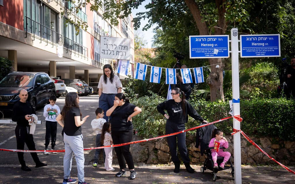אתר נפילת טיל ששוגר מאיראן ופגע באזור מגורים בגבעתיים, במרכז ישראל, במהלך המלחמה המתמשכת בין ישראל לארה"ב נגד איראן, 6 במרץ 2026 (צילום: חיים גולדברג/פלאש90) אתר נפילת טיל ששוגר מאיראן ופגע באזור מגורים בגבעתיים, במרכז ישראל, במהלך המלחמה המתמשכת בין ישראל לארה"ב נגד איראן, 6 במרץ 2026 (צילום: חיים גולדברג/פלאש90)